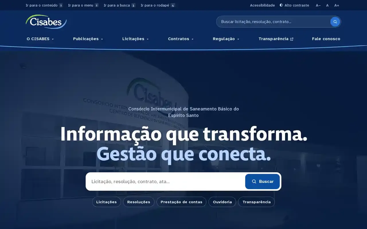 Portal do CISABES com o título Informação que transforma, Gestão que conecta e a busca de licitações, resoluções e contratos sobre a foto noturna da sede